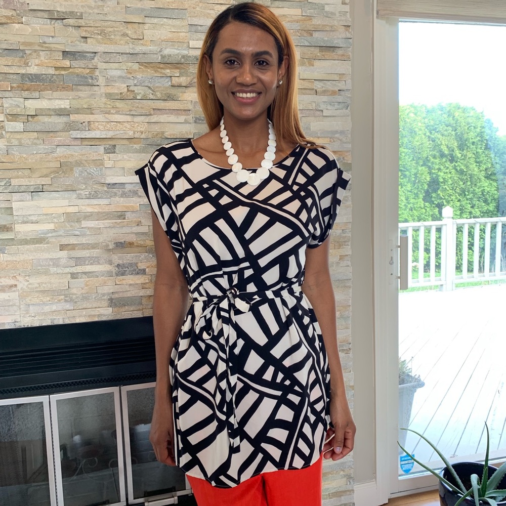 Ann Taylor M blouse short sleeve tie front